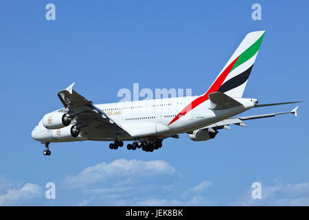 BEIJING-MAI 10. Emirates Airbus A 380-861 A 6-EDR atterrissage. Double pont, large corps, avion-jet quatre moteurs. Le plus grand avion de passagers au monde. Banque D'Images