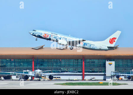 PÉKIN-MAI 11. B-5178 décollage d'Air China Boeing 737-86-N à Pékin. Avion-jet à corps étroit à deux moteurs de courte à moyenne portée. Banque D'Images