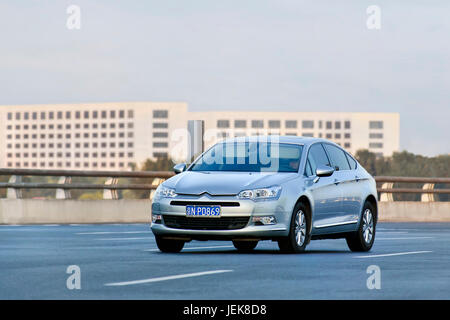 PÉKIN-5 JUILLET. Citroën C5 II sur l'autoroute. PSA/Peugeot Citroën a augmenté son objectif de vente en Chine de 11 % à 557,000. Banque D'Images