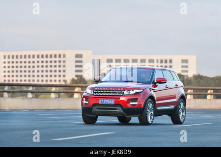 PÉKIN-5 JUILLET. Range Rover Evoque sur route. Les constructeurs automobiles chinois à l'échelle mondiale et à venir s'efforcent de gagner de l'argent en popularité explosive du SUV. Banque D'Images