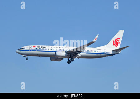 PÉKIN – 6 MARS 2014. B-5682 Boeing 737-800 atterrissage à l'aéroport de Beijing Capital. L'avion est produit depuis 1996 par Boeing. Banque D'Images