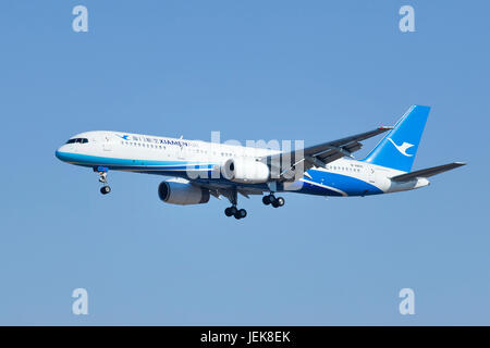 PÉKIN – 6 MARS 2014. Xiamen Air Boeing 757-200, B-2868. Le plus grand avion de passagers à allée unique de Boeiing, produit de 1981 à 2004. Banque D'Images