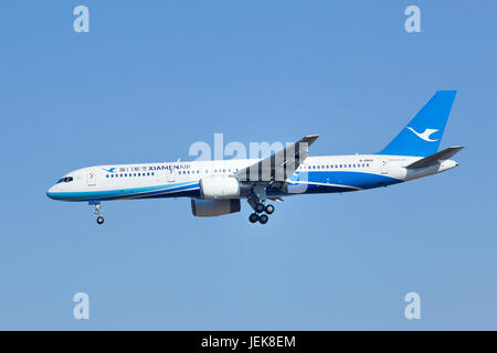 PÉKIN – 6 MARS 2014. Xiamen Air Boeing 757-200, B-2868. Le plus grand avion de passagers à allée unique de Boeiing, produit de 1981 à 2004. Banque D'Images