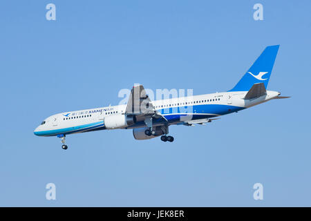 PÉKIN – 6 MARS 2014. Xiamen Air Boeing 757-200, B-2868. Le plus grand avion de passagers à allée unique de Boeiing, produit de 1981 à 2004. Banque D'Images