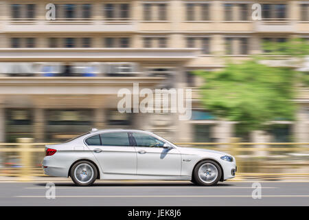 PÉKIN-4 MAI 2016. BMW série 5 L sur la route. Les ventes de BMW seront frappées en 2016 par une concurrence réduite et un ralentissement de l'économie chinoise. Banque D'Images