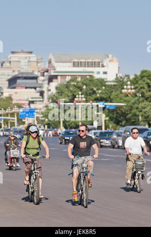 PÉKIN-29 MAI 2013. Touristes étrangers s'amuser sur un vélo sur l'avenue Chang'an dans le centre-ville de Pékin. Banque D'Images