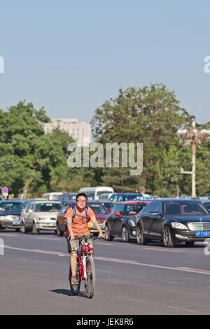 PÉKIN-29 MAI 2013. Navette sur un ATB. A Beijing, avec plus de 20 millions de personnes, le trajet quotidien est le pire de toutes les villes chinoises. Banque D'Images