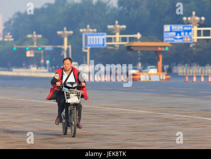 PÉKIN-1 JUIN 2013. Homme d'âge moyen sur vélo électrique en début de matinée. En dix ans, le nombre de vélos électriques en Chine est de 150 millions. Banque D'Images