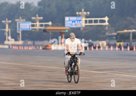 PÉKIN-1 JUIN 2013. Navette de vélo en début de matinée. Bien que le cyclisme ait été repris en voiture, le nombre croissant de travailleurs de Pékin est à nouveau en train de se déplacer. Banque D'Images