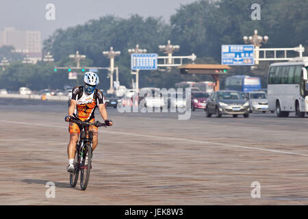 PÉKIN-1 JUIN 2013. Navette tôt en VTT. À Beijing (plus de 20 millions de personnes), le trajet quotidien est le pire de toutes les villes chinoises. Banque D'Images