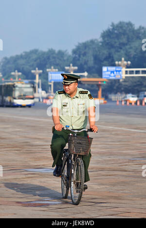 PÉKIN-1 JUIN 2013. Navette tôt sur un vieux vélo rouillé. À Beijing (plus de 20 millions de personnes), le trajet quotidien est le pire de toutes les villes chinoises. Banque D'Images