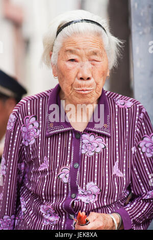 PÉKIN-1ER JUIN 2015. Les vieilles femmes à poil blanc. La population âgée (60 ans ou plus) en Chine est d'environ 128 millions, une personne sur dix. Banque D'Images