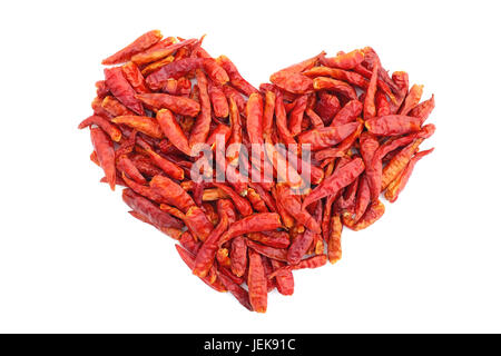 Spicy red birds eye des piments en forme de coeur, isolé sur fond blanc Banque D'Images