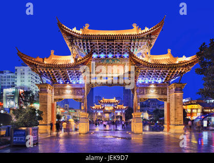 KUNMING-2 JUILLET 2014. Arches illuminées du centre-ville, une des icônes de Kunming. C'est la capitale de la province du Yunnan, au sud-ouest de la Chine. Banque D'Images