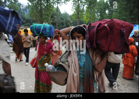 Les pèlerins à marcher avec assurance sac, Srinagar, Jammu Cachemire, l'Inde, l'Asie Banque D'Images