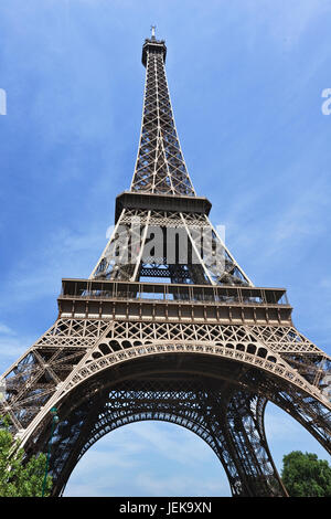 La magnifique Tour Eiffel à Paris un jour d'été Banque D'Images