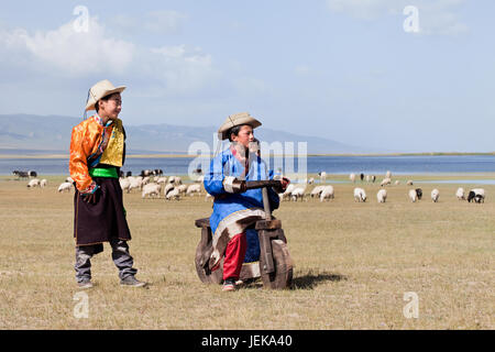 LAC QINGHAI, CHINE - SEPT. 9, 2011. Les enfants tibétains traditionnels habillés jouent dans un terrain près du lac Qinghai. Banque D'Images