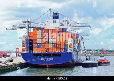 ROTTERDAM-AOÛT. 7, 2012. Navire-conteneur à Rotterdam. Port de Rotterdam, Pays-Bas, est le plus grand port d'Europe. Banque D'Images