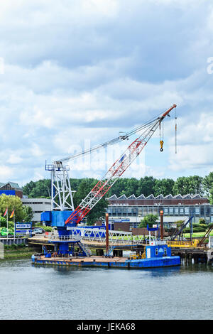 ROTTERDAM-AOÛT. 7, 2012. Ponton Van Brink Crane. Van Brink est l'un des plus grands chantiers navals de Damen sur l'entretien à Port de Rotterdam. Banque D'Images