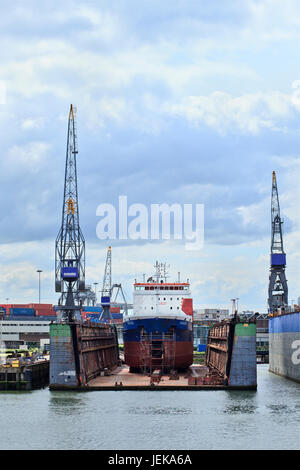 ROTTERDAM-AOÛT. 7, 2012. Bateau amarré au port de Rotterdam. C'est le plus grand port maritime d'Europe, qui couvre 105 km2, s'étend sur plus de 40 KM. Banque D'Images