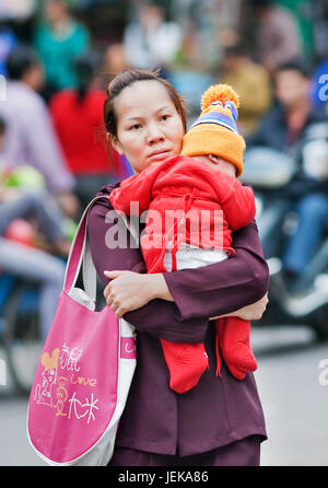 SANYA-JAN. 16, 2008. Mère chinoise avec son enfant. Le gouvernement chinois prévoit de assouplir sa politique unique pour les enfants. Banque D'Images