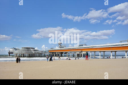 HOLLANDE-AOÛT. 23, 2014. La jetée de Scheveningen, une jetée de plaisance dans la station balnéaire néerlandaise de Scheveningen près de la Haye. Banque D'Images