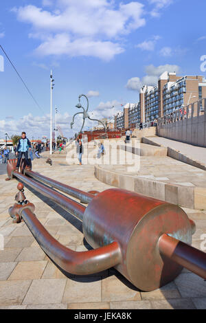 HOLLANDE-AOÛT. 23, 2014. Tom Otterness sculptures de contes de fées près de la plage de Scheveningen. Scheveningen en été est occupé : terrasses le long de la plage. Banque D'Images