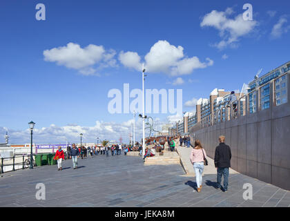 SCHEVENINGEN-AOÛT. 23, 2014. Les gens sur le nouveau boulevard Scheveningen, conçu par l'architecte espagnol de Solà Morales. Banque D'Images