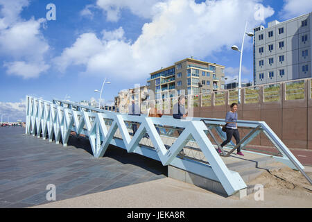 SCHEVENINGEN-AOÛT. 23, 2014. Les gens sur le nouveau boulevard Scheveningen, conçu par l'architecte espagnol de Solà Morales. Banque D'Images