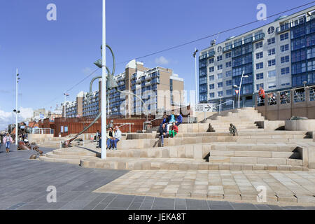 SCHEVENINGEN-AOÛT. 23, 2014. Boulevard de la station balnéaire de Scheveningen. Le bord de mer le plus célèbre de Hollande abrite de nombreuses attractions et pavillons de plage. Banque D'Images