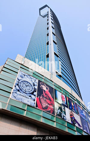 SHANGHAI-AOÛT. 23, 2009. Panneaux d'affichage de luxe le 23 août 2009 à Shanghai. La Chine est le deuxième plus grand marché de consommation au monde pour les produits de luxe. Banque D'Images