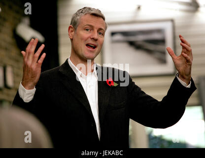 Zac Goldsmith parle aux électeurs de Kingston Upon Thames dans sa tentative de devenir député de la circonscription de Richmond Park. Image éditoriale Banque D'Images