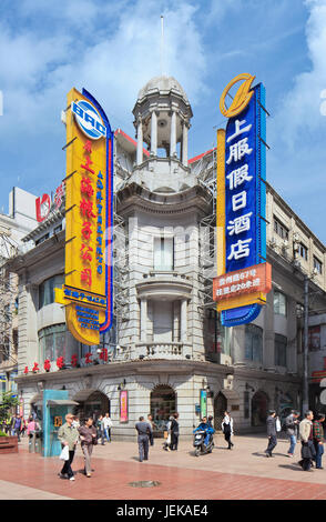 SHANGHAI-LE 5 MAI 2014. Bâtiment art déco avec grandes structures au néon dans Nanjing East Road. Le patrimoine art déco de Shanghai est inégalé en Asie. Banque D'Images