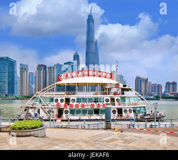 SHANGHAI – 5 JUIN 2014. Excursion en bateau sur la rivière Huangpu avec le quartier de Pudong en arrière-plan. Pudong abrite Lujiazui Finance and Trade zone. Banque D'Images