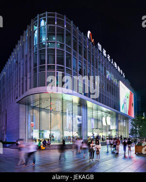 SHANGHAI-LE 5 JUIN 2014. Magasin de drapeaux Apple avec une grande surface de verre à Nanjing East Road la nuit. Banque D'Images