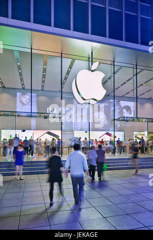 SHANGHAI-LE 5 JUIN 2014. Magasin de drapeaux Apple avec une grande surface de verre à Nanjing East Road la nuit. Banque D'Images