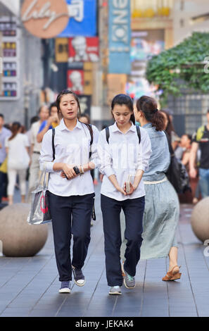 Deux jeunes filles à l'école des vêtements. Les uniformes sont partie commune des écoles en Chine. Presque toutes les écoles élémentaires exigent que les élèves portent des uniformes. Banque D'Images