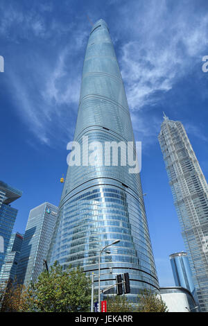 632m de la Tour de Shanghai contre un ciel bleu. C'est le plus haut de Chine et deuxième dans le monde. Design par Gensler, Banque D'Images