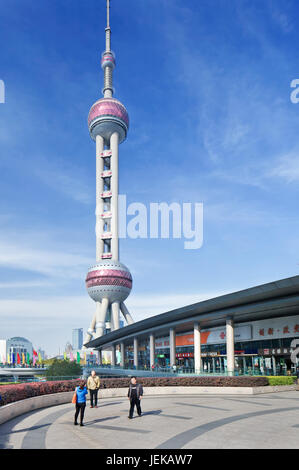 Oriental Pearl Tower contre le ciel bleu. Les 470 mètres de Oriental Pearl est l'un des plus hauts immeubles de Shanghai, situé à la zone de Lujiazui. Banque D'Images