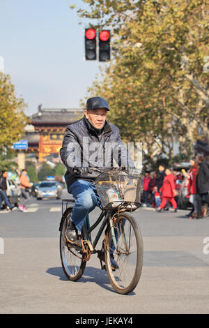 Senior masculin sur une bicyclette rouillée. La population de personnes âgées (60 ans et plus) est actuellement d'environ 128 millions de dollars, ce qui signifie qu'une personne sur dix personnes. Banque D'Images