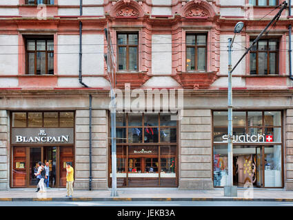 Blancpain et Swatch boutiques logées dans un bâtiment colonial. Fondée 1735 Blancpain, maintenant propriété de Swatch Group. Banque D'Images