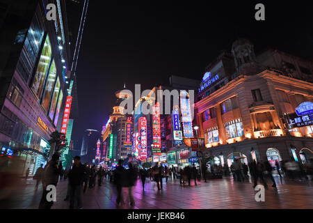 Nanjing East Road à Shanghai la nuit. Nanjing East Road est un des plus fréquentés du monde. Banque D'Images