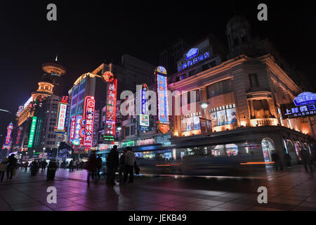 Nanjing East Road à Shanghai la nuit. Nanjing East Road est un des plus fréquentés du monde. Banque D'Images