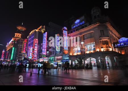 Nanjing East Road à Shanghai la nuit. Nanjing East Road est un des plus fréquentés du monde. Banque D'Images