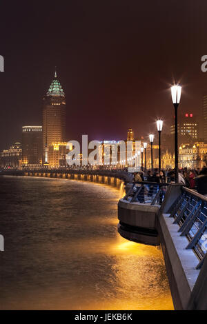 Foule au Boulevard Bund dans la nuit. Le boulevard est célèbre à cause de l'importante collection de bâtiments art-déco coloniale. Banque D'Images