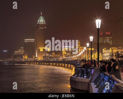 Foule au Boulevard Bund dans la nuit. Le boulevard est célèbre à cause de l'importante collection de bâtiments art-déco coloniale. Banque D'Images