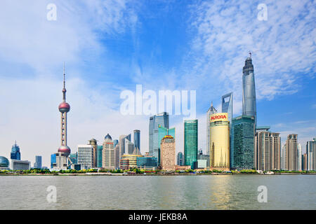 La rivière Huangpu et Pudong District vu de Bund. Le district de Pudong Lujiazui maisons des finances et du Commerce Zone. Banque D'Images