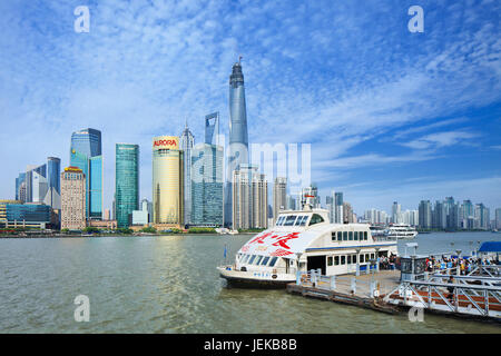 Excursion en bateau sur la rivière Huangpu district de Pudong avec sur l'arrière-plan. Maisons de quartier de Pudong Lujiazui Finance et Zone Franche. Banque D'Images