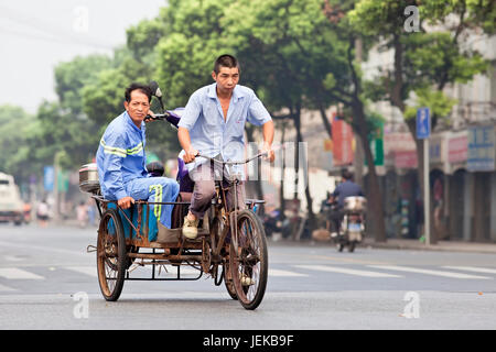 Vélo cargo sur la route. Bien que leur nombre diminue, les vélos-cargos de marchandises ou les tricycles sont toujours un mode de transport populaire en Chine. Banque D'Images