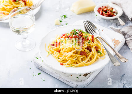 Les pâtes italiennes à la Carbonara Banque D'Images